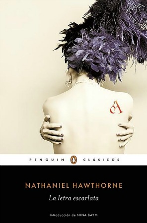 Spanish cover art for The Scarlet Letter - woman with feathery plumage hugging herself